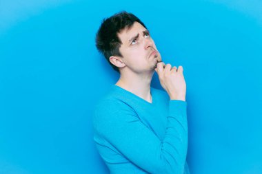 Stüdyoda poz veren adam