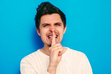 Adam parmağını onun dudaklarına koydu.