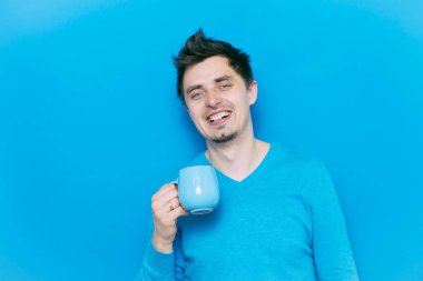 Stüdyoda poz veren adam