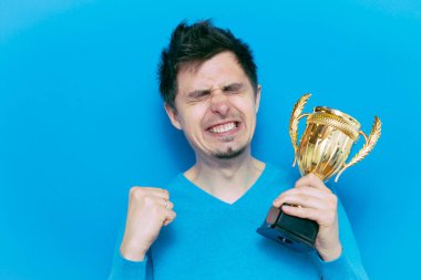 Altın kadehli bir adam