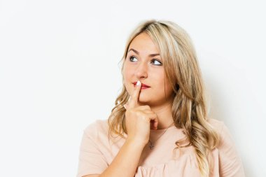 Kadın parmağını dudaklarına koydu.