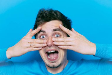 Erkekler gözlerini onun elleriyle kapatır.