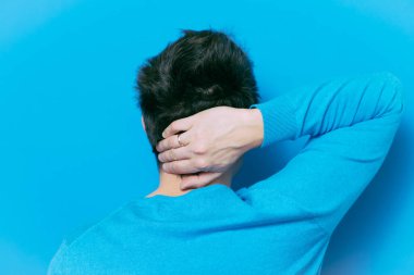 Boyun ağrısı. Arkadaki adam