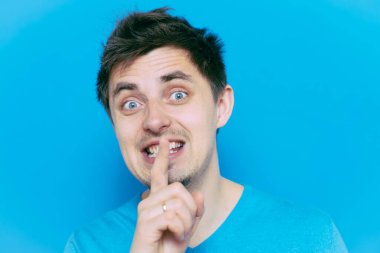 Adam parmağını onun dudaklarına koydu.