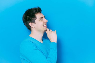 Adam stüdyo geçmişine karşı düşünüyor. 