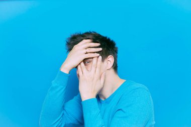 Parmaklarından İzle.