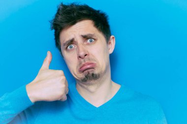 Adam baş parmağını gösteriyor.