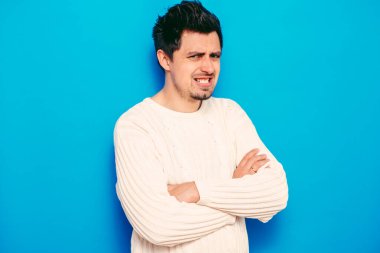 Kollarını kavuşturmuş bir adamın portresi.