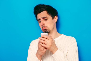 Akıllı telefonu olan bir adam.