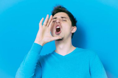 Birilerini ara. Stüdyo geçmişine karşı adam 