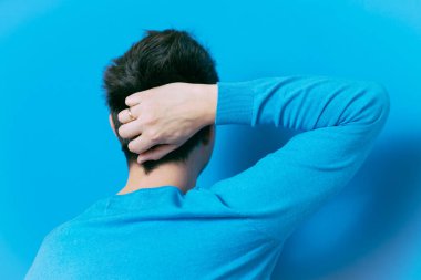 Boyun ağrısı. Arkadaki adam