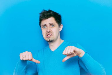 Adam baş parmak hareketi gösteriyor.