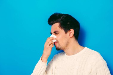 Adamın burnu akıyor.