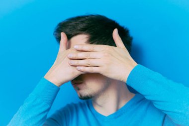 Erkekler gözlerini onun elleriyle kapatır.