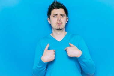 Erkek el parmağı göğsünü işaret ediyor. Jest yap. Ben kimim? Gri bir arkaplanda