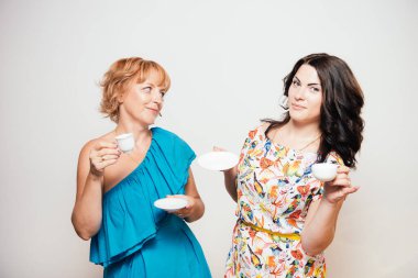 İki kız kahve stüdyosu içiyor.