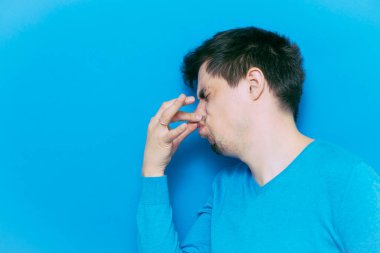 Leş gibi kokuyor. Adamın burnunu kapatır.