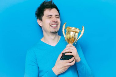 Altın kadehli bir adam