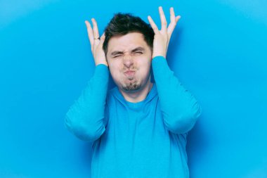 Kulaklarını kapat dostum. 