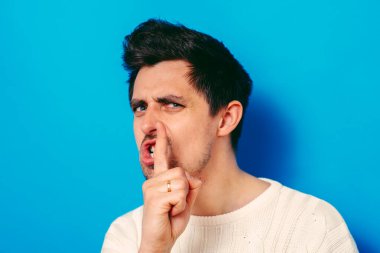 Adam parmağını onun dudaklarına koydu.