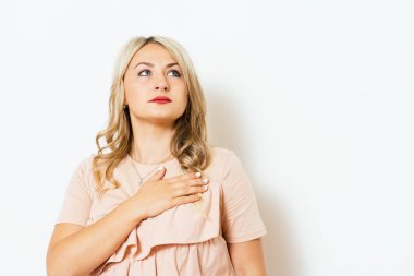 Milli marşı dinleyen bir kadın. Vatansever.