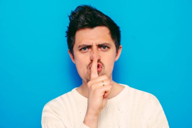 Adam parmağını onun dudaklarına koydu.