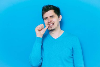 Adam tırnaklarını yiyor.