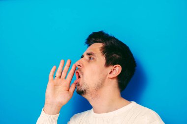 Birilerini ara. Stüdyo geçmişine karşı adam 