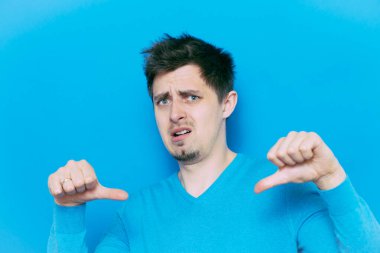 Adam baş parmak hareketi gösteriyor.