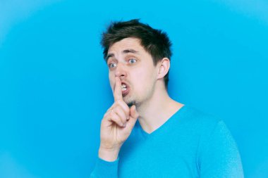 Adam parmağını onun dudaklarına koydu.