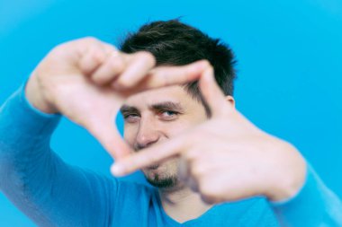 Adam el çerçevesi yapıyor.