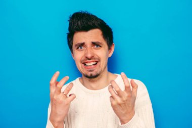 Adam stüdyo arka planında dil gösteriyor 