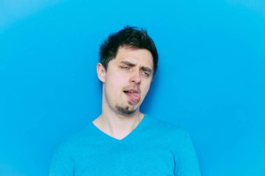 Adam ofis işinde çok yorgundu.