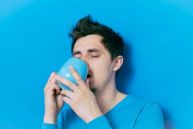 Stüdyoda poz veren adam