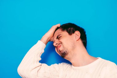 Stüdyoda poz veren adam