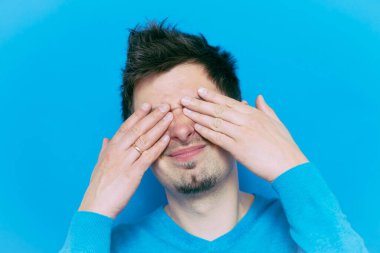 Erkekler gözlerini onun elleriyle kapatır.