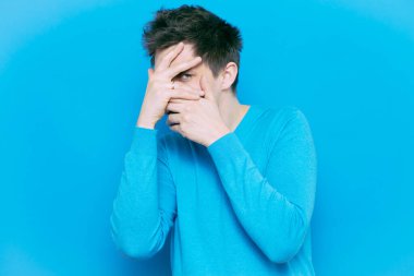 Parmaklarından İzle.