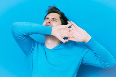 Tatmin ve uzayan eller adamım.