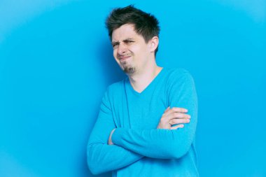 Kollarını kavuşturmuş bir adamın portresi.