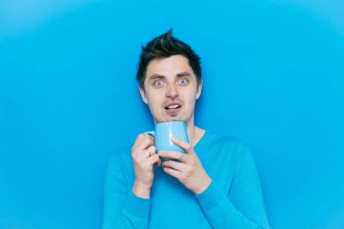 Stüdyoda poz veren adam