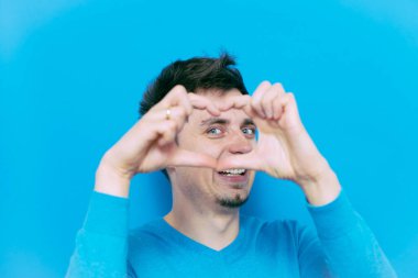 Adam kalp çerçevesi yapıyor.