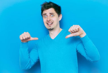 Adam baş parmak hareketi gösteriyor.