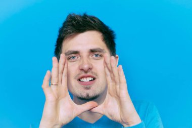 Stüdyoda poz veren adam