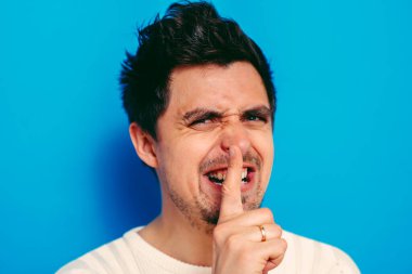 Adam parmağını onun dudaklarına koydu.