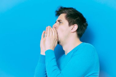 Stüdyoda poz veren adam