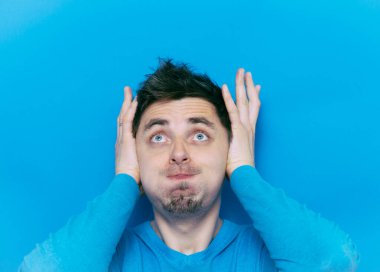 Stüdyoda poz veren adam