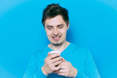 Akıllı telefonu olan bir adam.