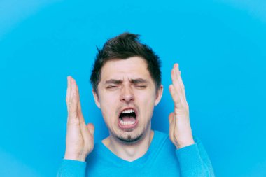 Stüdyoda poz veren adam