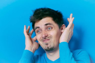 Stüdyoda poz veren adam