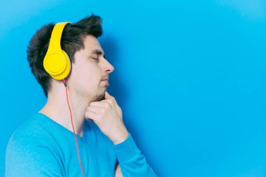 Stüdyoda poz veren adam